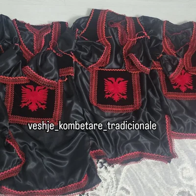 Jelekë të zi me shqiponjë të kuqe