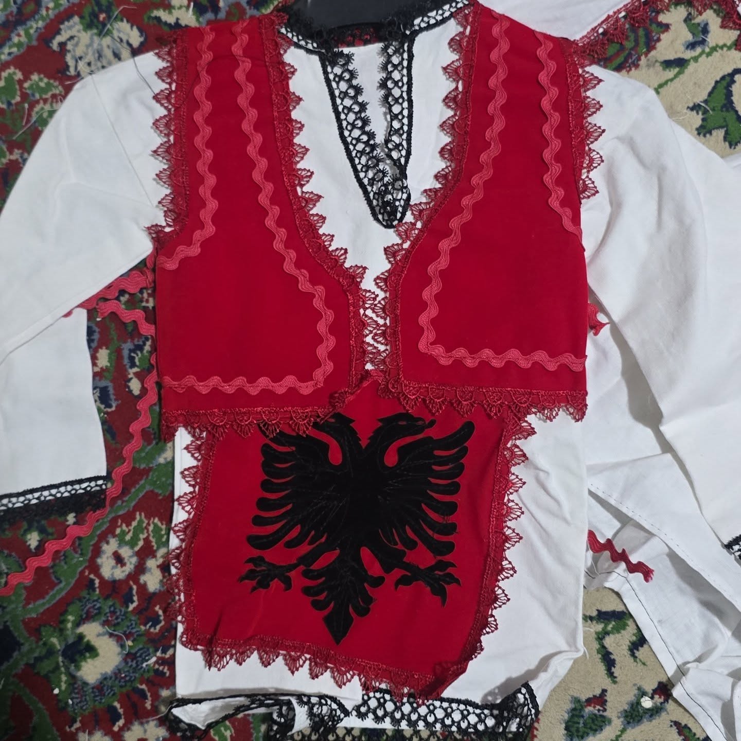Jelekë të zi me shqiponjë të kuqe – Veshje Kombetare Tradicionale 🇽🇰🇦🇱 (2)