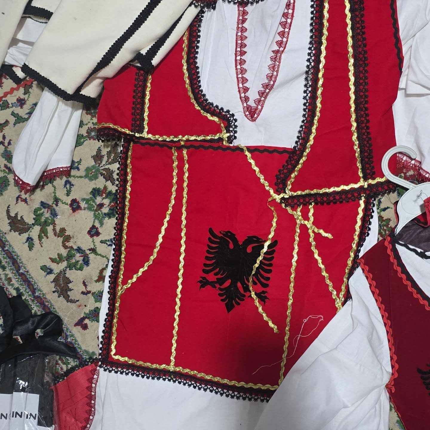 Jelekë të zi me shqiponjë të kuqe – Veshje Kombetare Tradicionale 🇽🇰🇦🇱 (3)