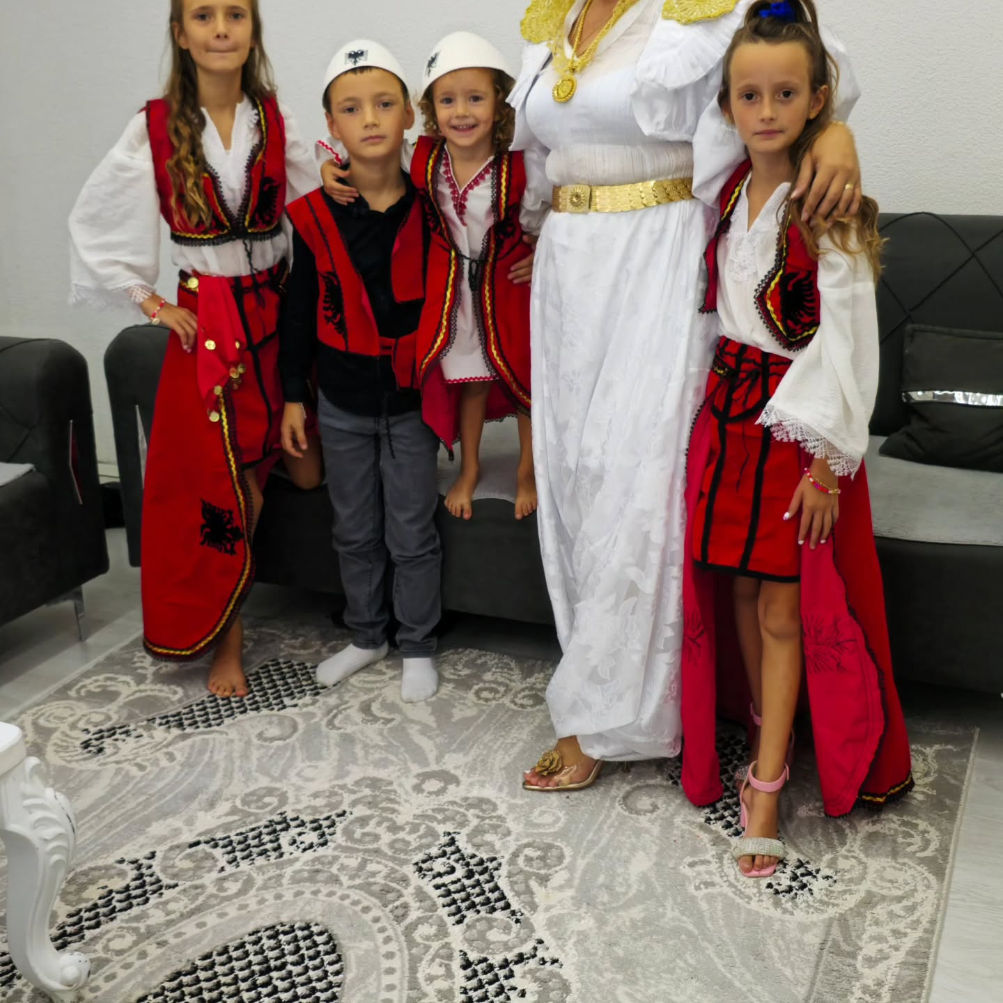 Jelekë të zi me shqiponjë të kuqe – Veshje Kombetare Tradicionale 🇽🇰🇦🇱 (4)