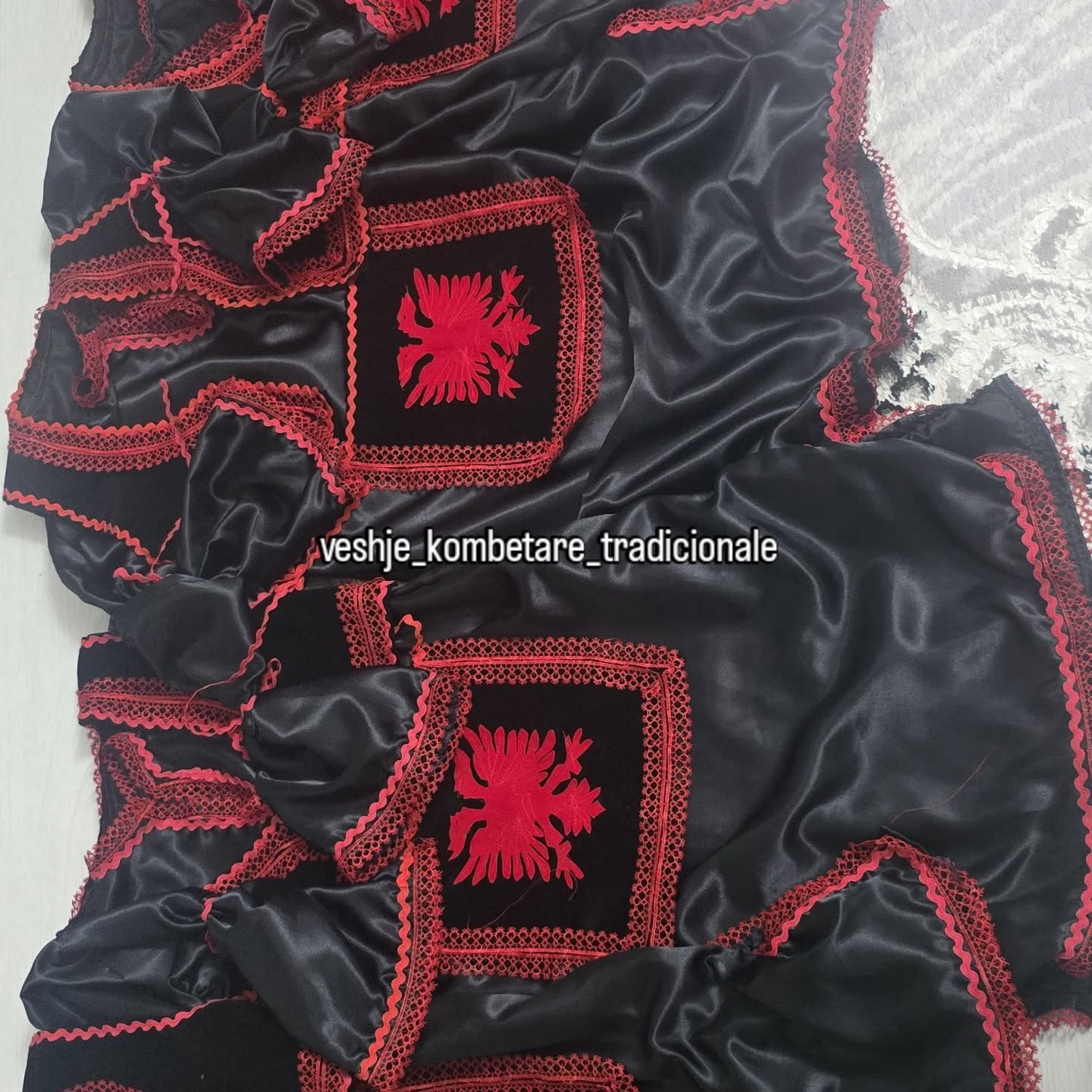 Jelekë të zi me shqiponjë dhe zbukurime të kuqe – Veshje Kombetare Tradicionale 🇽🇰🇦🇱 (3)