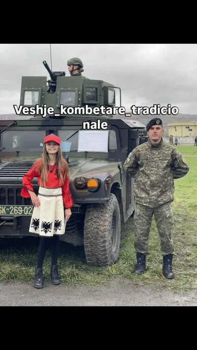 Veshje kombëtare për vajza me jelek të kuq