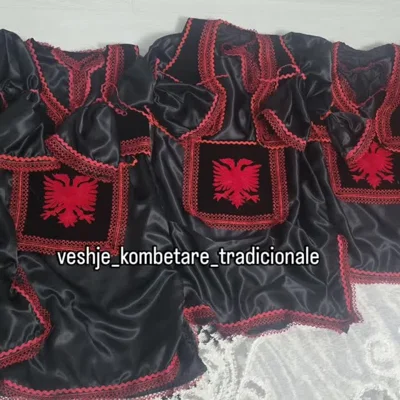 Jelekë kuq e zi me shqiponjë