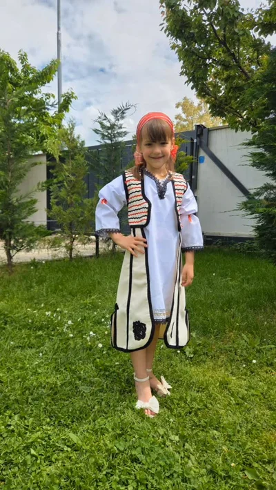 Veshje kombëtare e bardhë për vajza