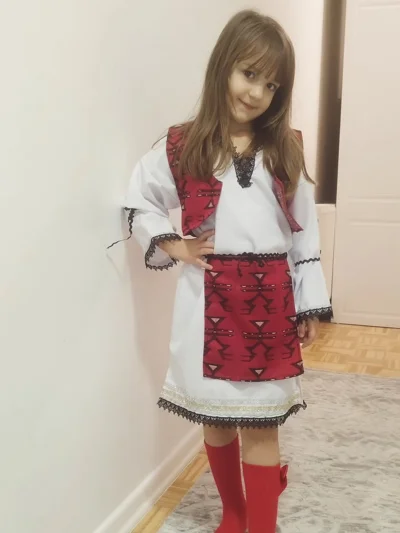 Veshje kombëtare për vajza me jelek bordo