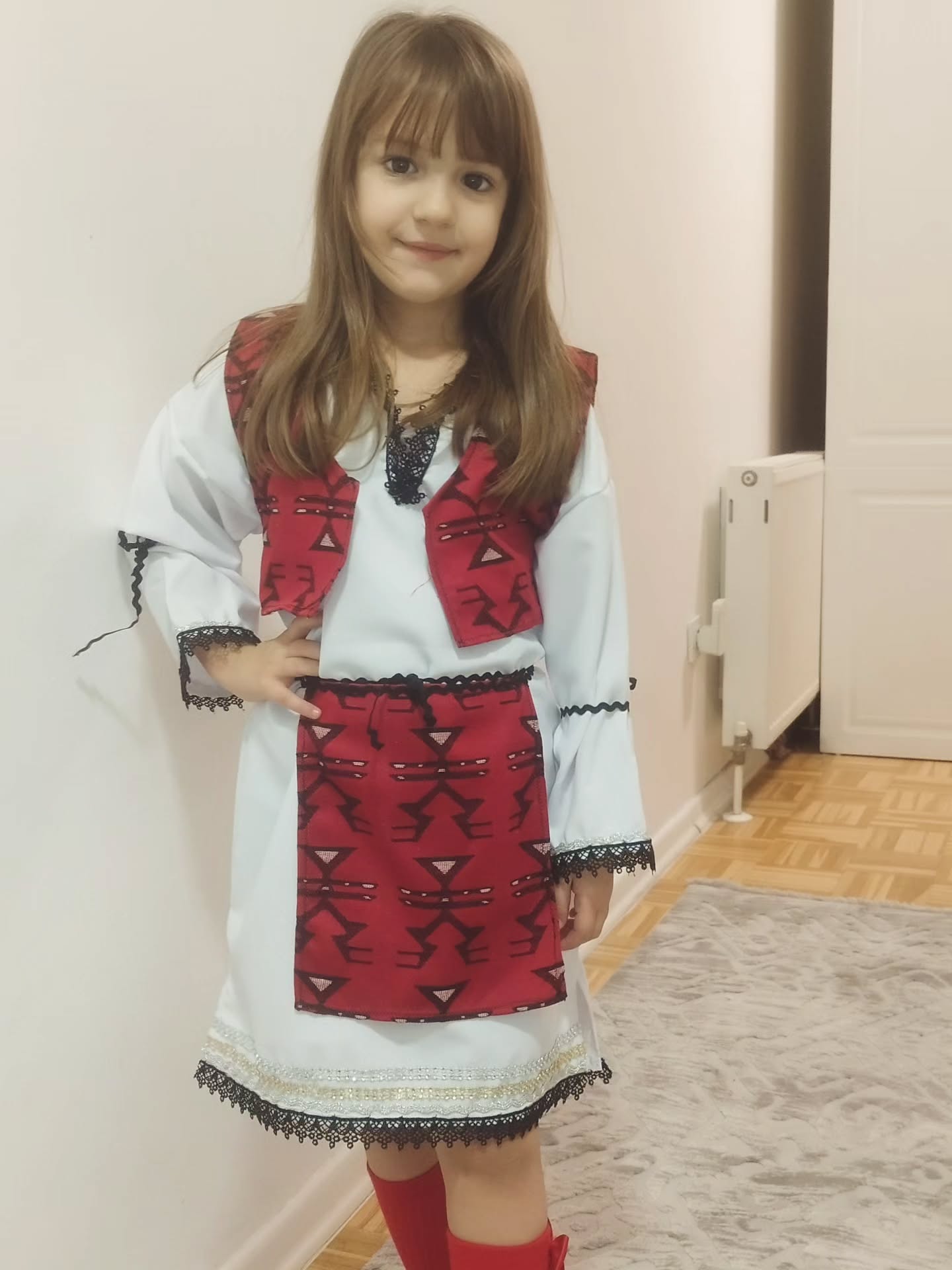 Veshje kombëtare për vajza me jelek bordo – Veshje per femije me elemente kombetare 🧚‍♂️🧚‍♀️ (2)