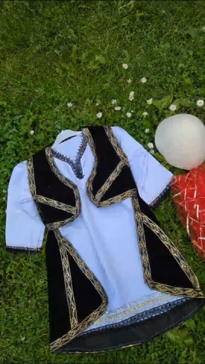 Veshje kombëtare e bardhë me jelek të zi