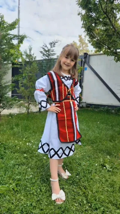Veshje kombëtare për vajza me përparëse të kuqe
