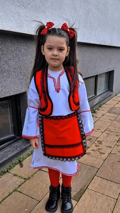 Veshje kombëtare për vajza me jelek të kuq