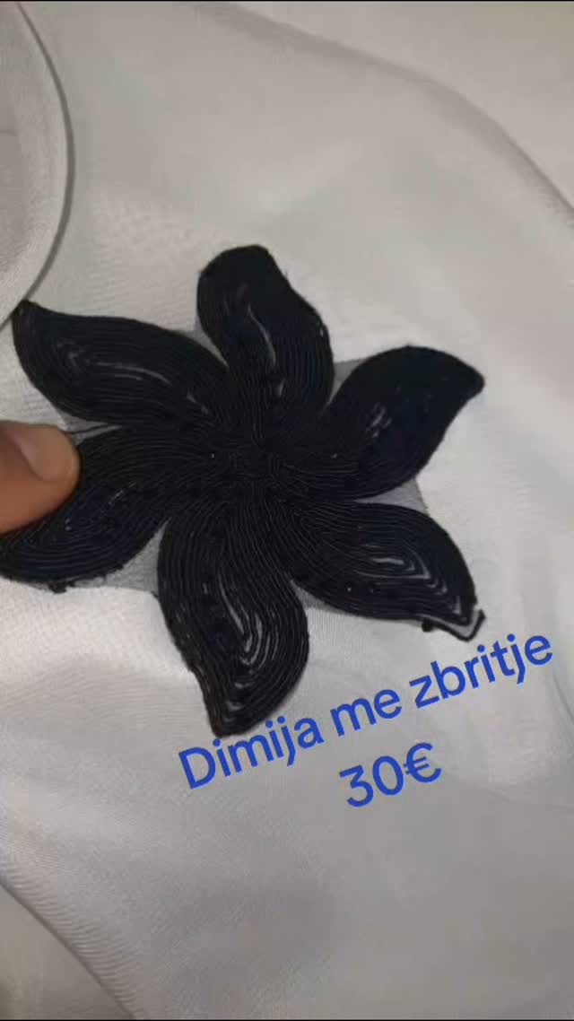 Dimi të bardha me lule të zeza – veshje.Prizren