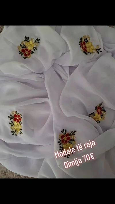 Dimi të bardha me lule të qëndisura