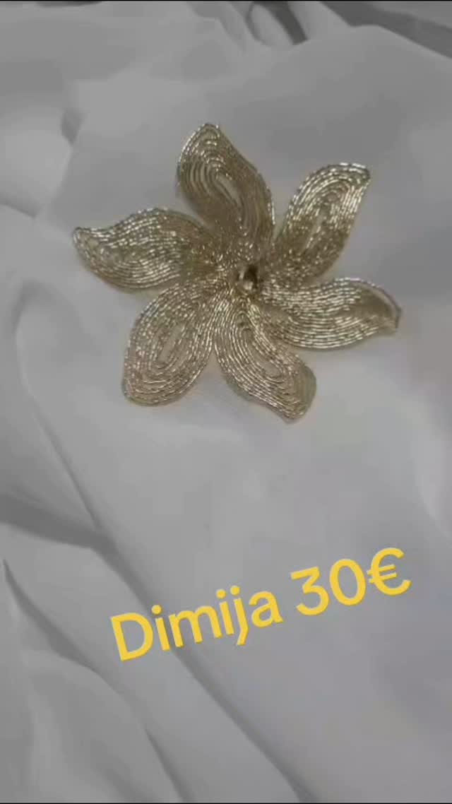 Dimi të bardha me lule ari – veshje.Prizren