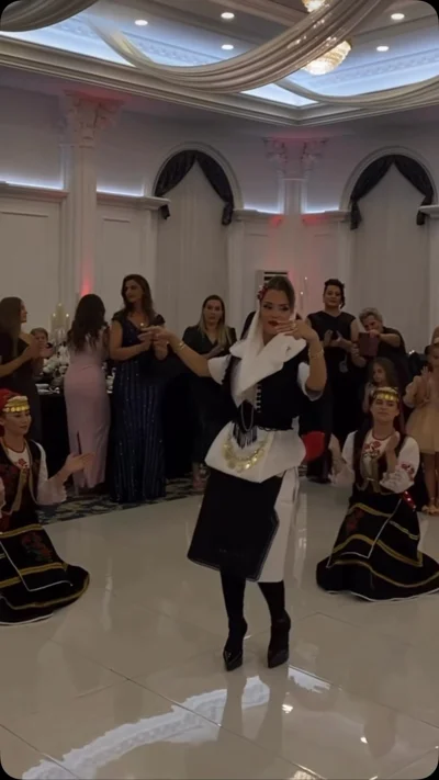 Veshje tradicionale e Dukagjinit me shami të bardhë