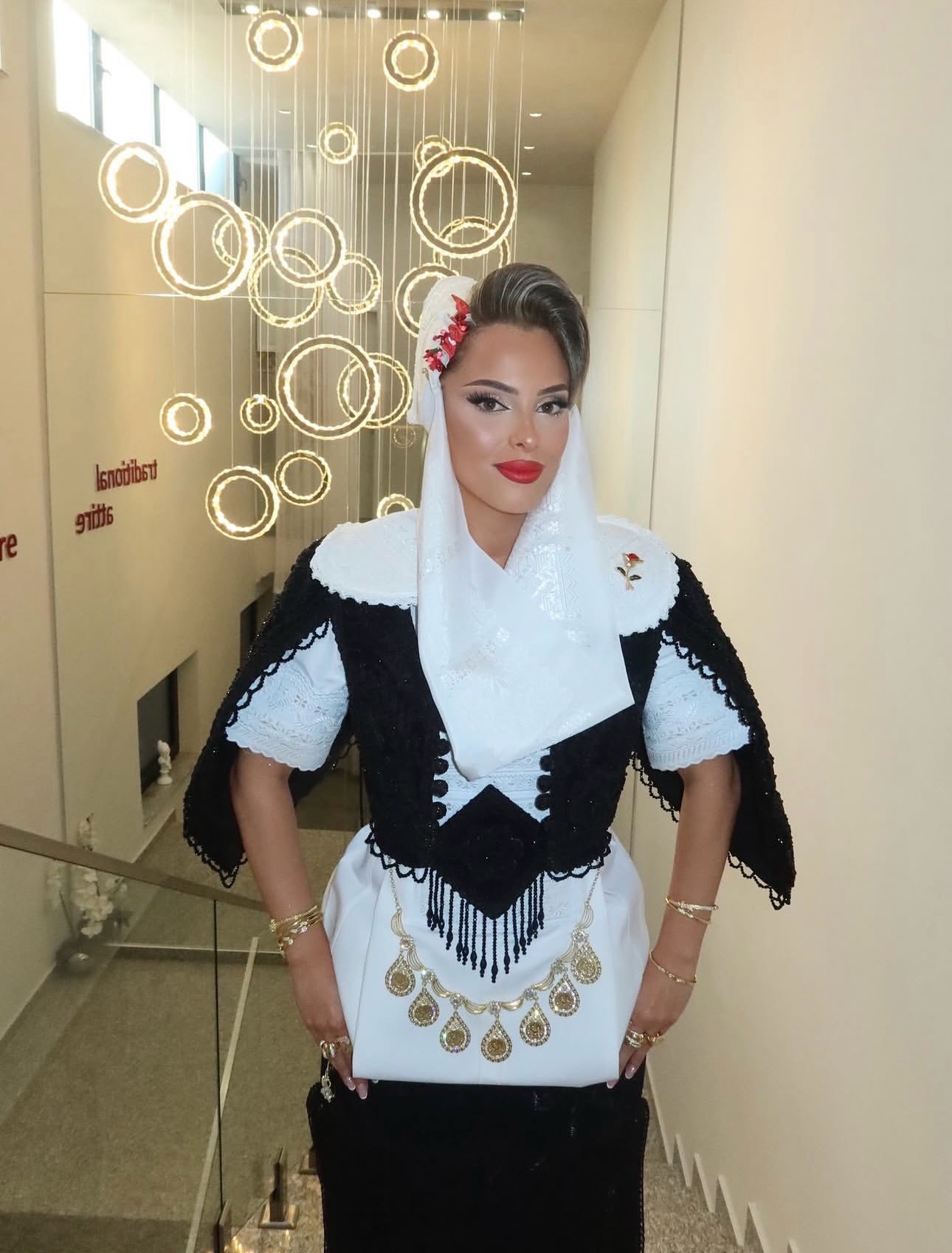 Veshje kombëtare e Dukagjinit për nuse bardh e zi – 𝐕𝐄𝐒𝐇𝐉𝐄 𝐊𝐎𝐌𝐁𝐄𝐓𝐀𝐑𝐄 𝐑𝐔𝐊𝐄 𝐆𝐀𝐒𝐇𝐈 𝐒𝐇𝐀𝐓𝐑𝐈