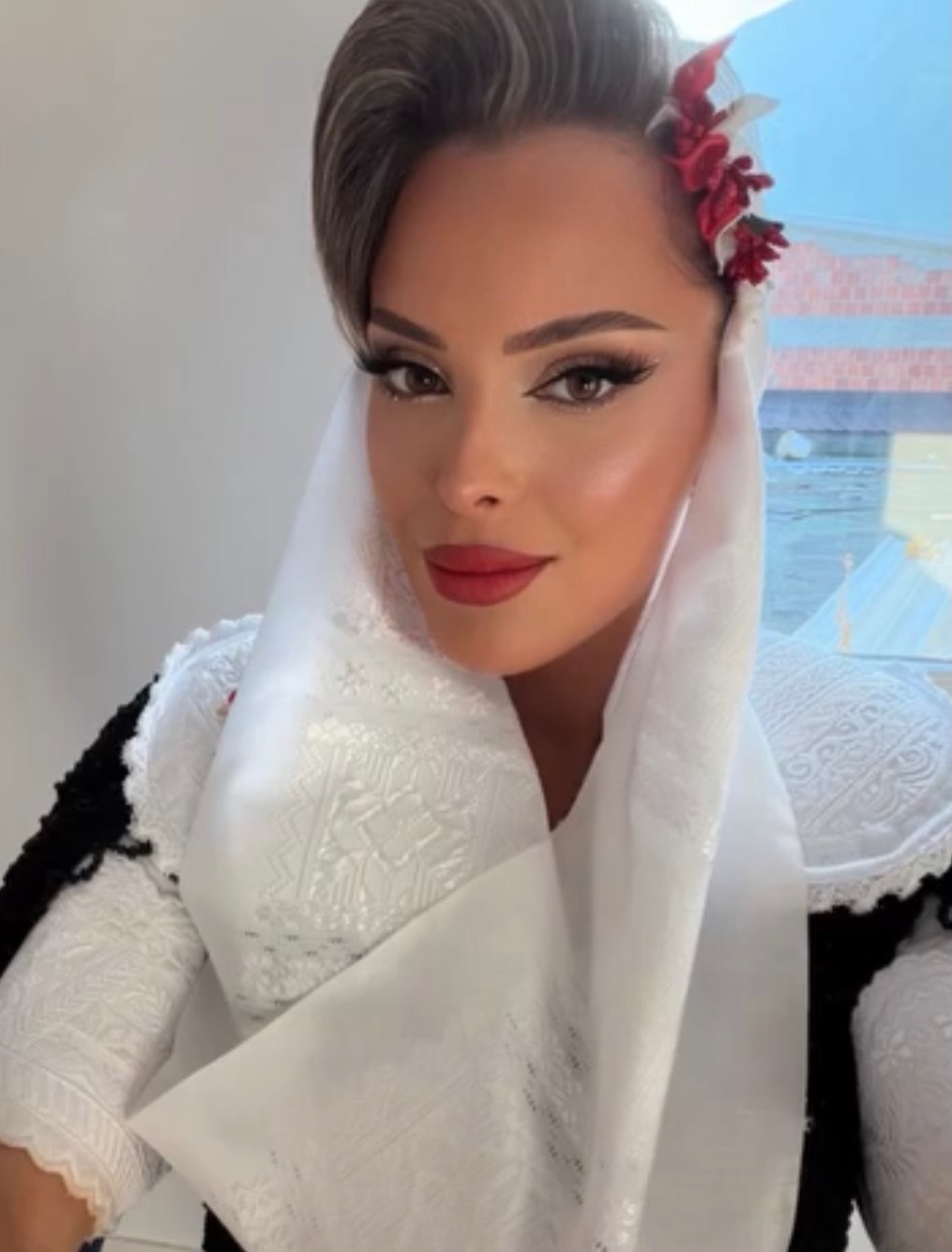 Veshje kombëtare e Dukagjinit për nuse bardh e zi – 𝐕𝐄𝐒𝐇𝐉𝐄 𝐊𝐎𝐌𝐁𝐄𝐓𝐀𝐑𝐄 𝐑𝐔𝐊𝐄 𝐆𝐀𝐒𝐇𝐈 𝐒𝐇𝐀𝐓𝐑𝐈 (2)