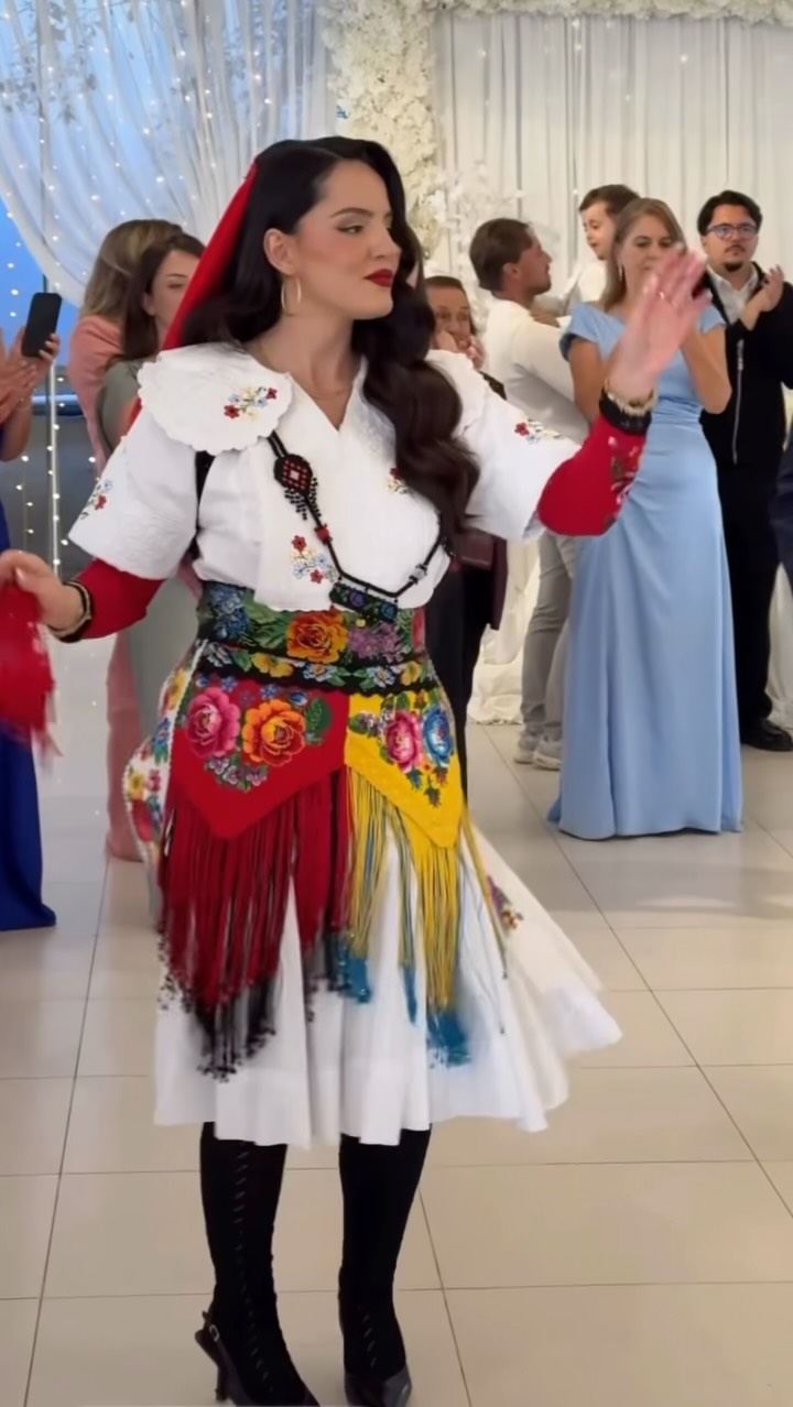 Veshje tradicionale shqiptare e Dukagjinit – 𝐕𝐄𝐒𝐇𝐉𝐄 𝐊𝐎𝐌𝐁𝐄𝐓𝐀𝐑𝐄 𝐑𝐔𝐊𝐄 𝐆𝐀𝐒𝐇𝐈 𝐒𝐇𝐀𝐓𝐑𝐈