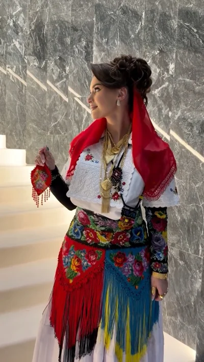 Veshje kombëtare nusërie e Dukagjinit me shami të kuqe