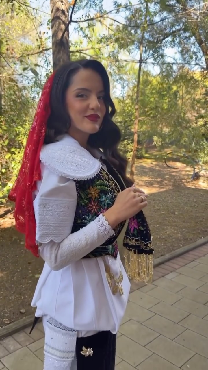 Veshje kombëtare me jelek të qëndisur dhe shami – 𝐕𝐄𝐒𝐇𝐉𝐄 𝐊𝐎𝐌𝐁𝐄𝐓𝐀𝐑𝐄 𝐑𝐔𝐊𝐄 𝐆𝐀𝐒𝐇𝐈 𝐒𝐇𝐀𝐓𝐑𝐈