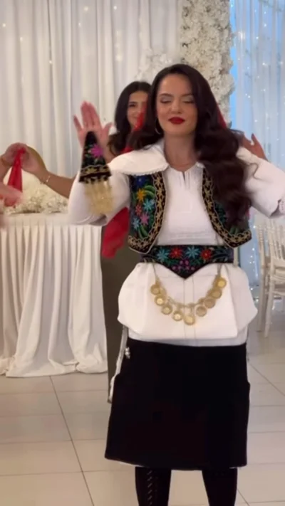 Veshje kombëtare me jelek dhe brez me monedha