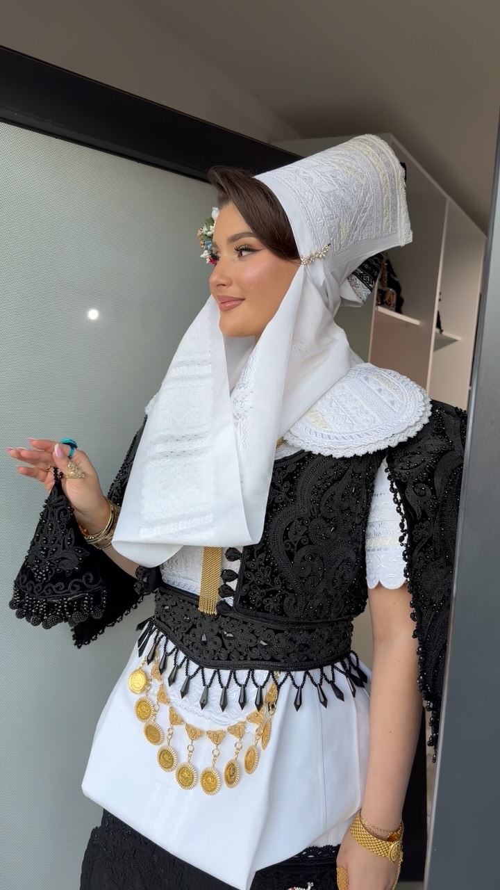 Veshje tradicionale nusërie me jelek të zi dhe monedha – 𝐕𝐄𝐒𝐇𝐉𝐄 𝐊𝐎𝐌𝐁𝐄𝐓𝐀𝐑𝐄 𝐑𝐔𝐊𝐄 𝐆𝐀𝐒𝐇𝐈 𝐒𝐇𝐀𝐓𝐑𝐈
