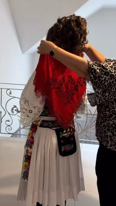 Veshje tradicionale e Rugovës me shami të kuqe