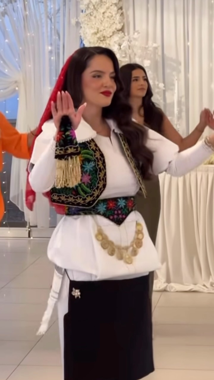 Veshje kombëtare me jelek të qëndisur dhe monedha – 𝐕𝐄𝐒𝐇𝐉𝐄 𝐊𝐎𝐌𝐁𝐄𝐓𝐀𝐑𝐄 𝐑𝐔𝐊𝐄 𝐆𝐀𝐒𝐇𝐈 𝐒𝐇𝐀𝐓𝐑𝐈