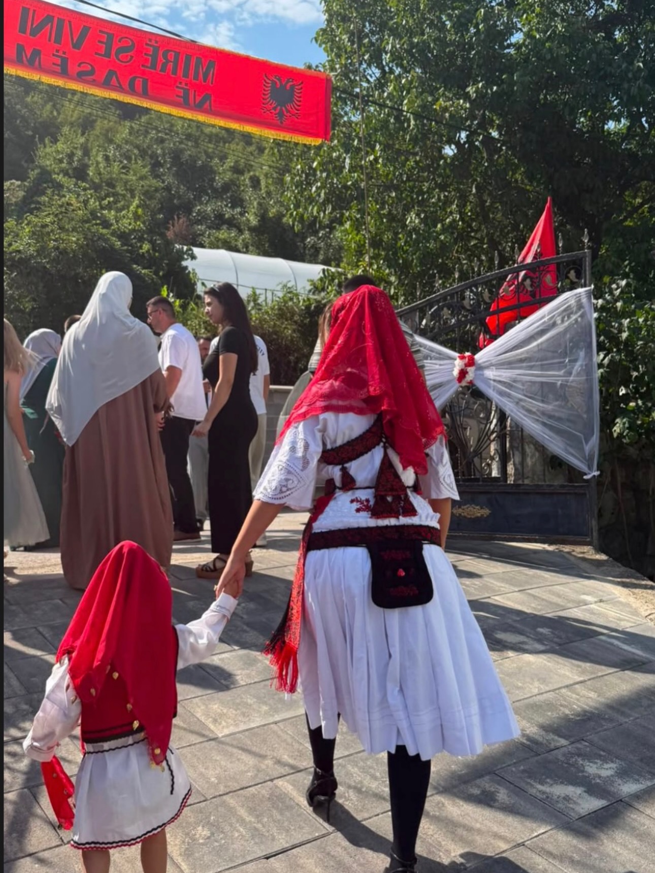 Veshje tradicionale e Rugovës me porosi – 𝐕𝐄𝐒𝐇𝐉𝐄 𝐊𝐎𝐌𝐁𝐄𝐓𝐀𝐑𝐄 𝐑𝐔𝐊𝐄 𝐆𝐀𝐒𝐇𝐈 𝐒𝐇𝐀𝐓𝐑𝐈 (2)