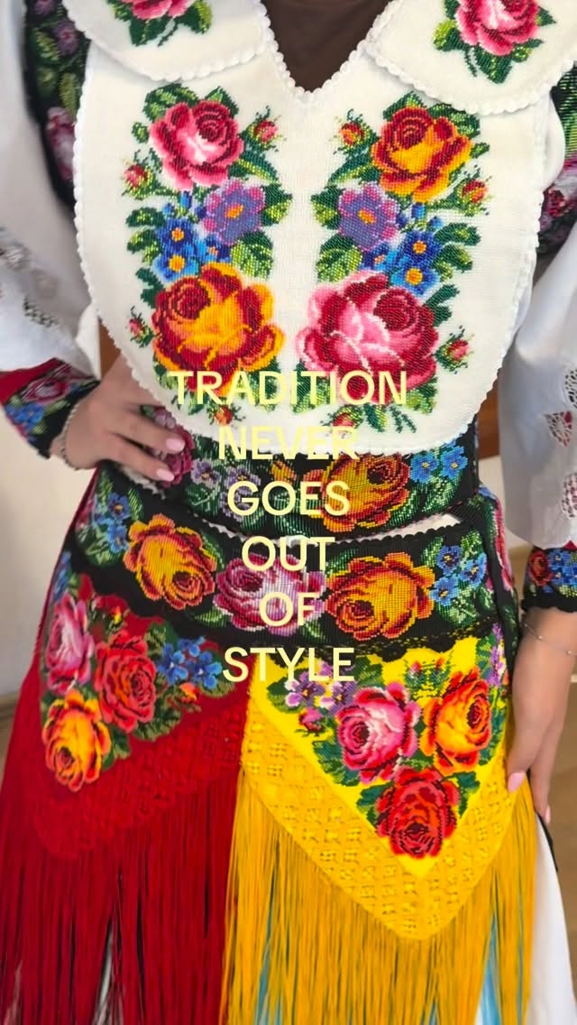 Përparëse tradicionale e qëndisur me lule – Veshje Tradicionale Rugovase🇦🇱