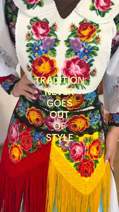 Përparëse tradicionale e qëndisur me lule