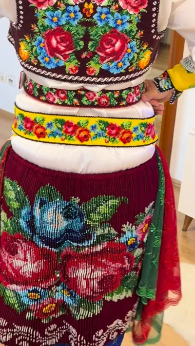 Përparëse dhe brez tradicional me lule