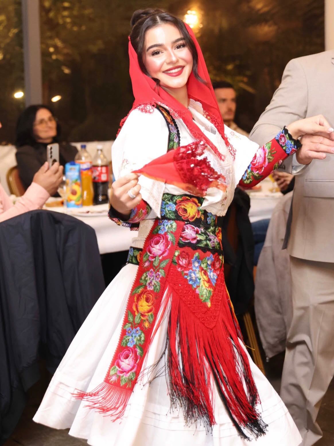 Veshje tradicionale e Tropojës me shami të kuqe – Veshje Tradicionale Rugovase🇦🇱