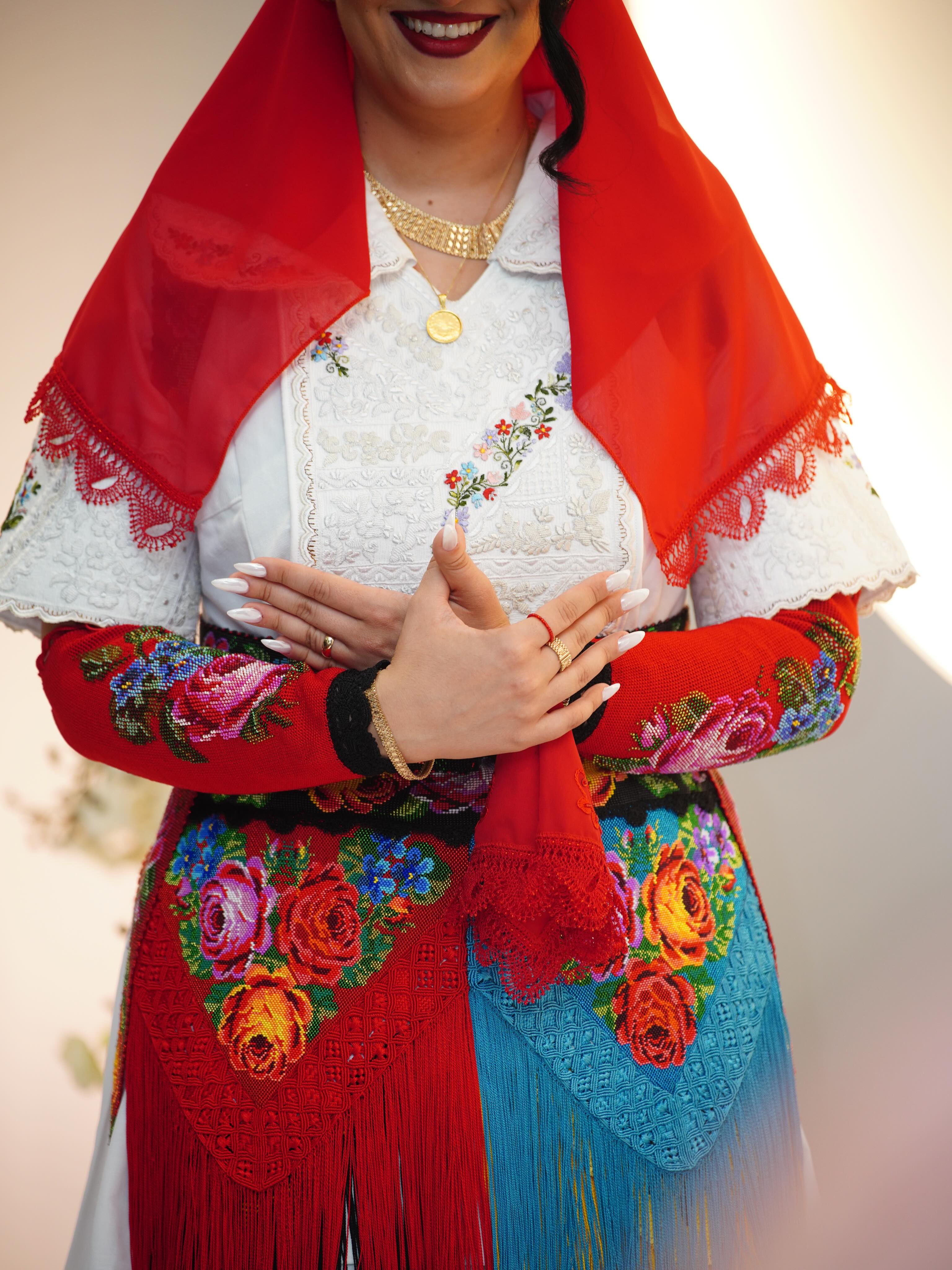Veshje tradicionale me përparëse të qëndisur – Veshje Tradicionale Rugovase🇦🇱