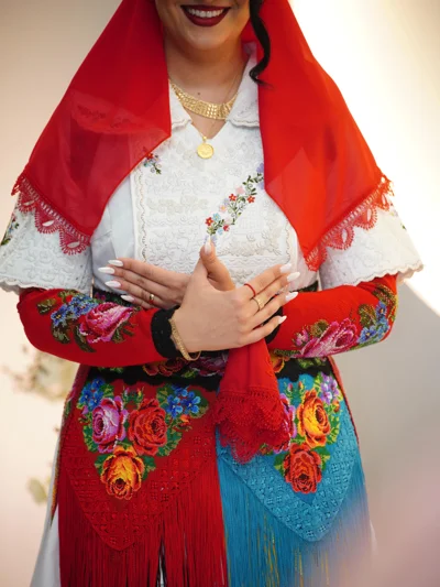 Veshje tradicionale me përparëse të qëndisur