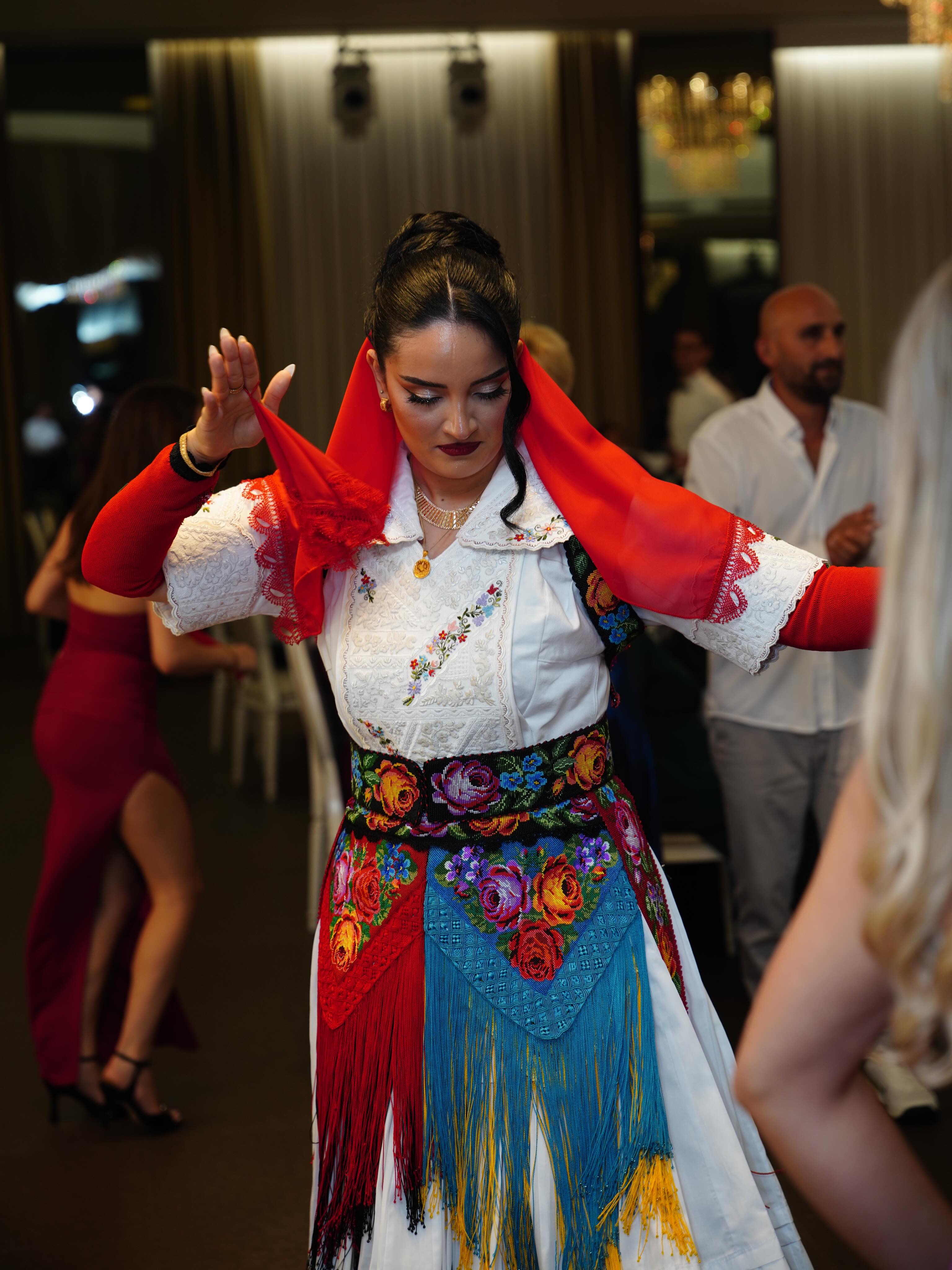 Veshje tradicionale me përparëse të qëndisur – Veshje Tradicionale Rugovase🇦🇱 (2)