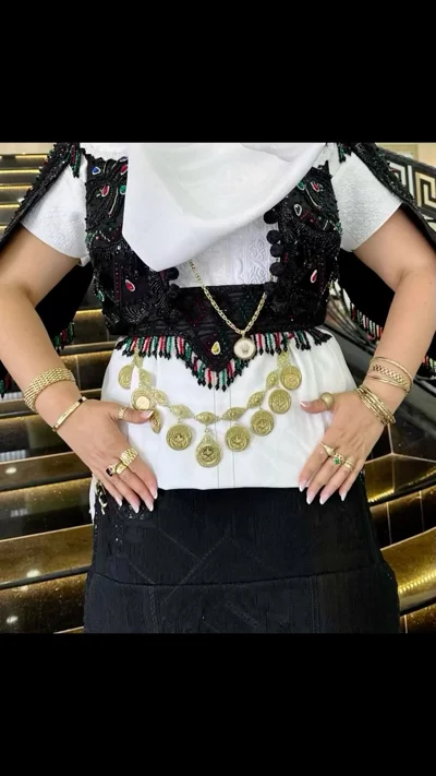 Veshje tradicionale nuseje me jelek të zi