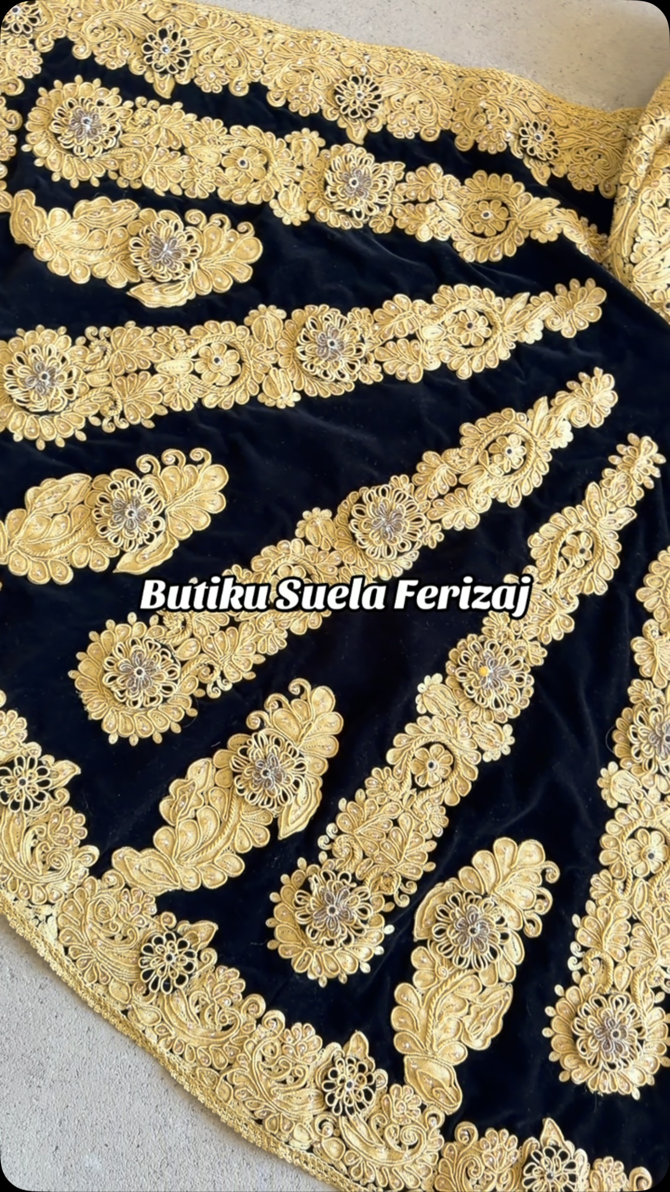 Fund kadifeje blu e errët me qëndisje ari – 𝘉𝘖𝘜𝘛𝘐𝘘𝘜𝘌 𝘚𝘜𝘌𝘓𝘈 📞049/468/496 Whatsapp /Viber