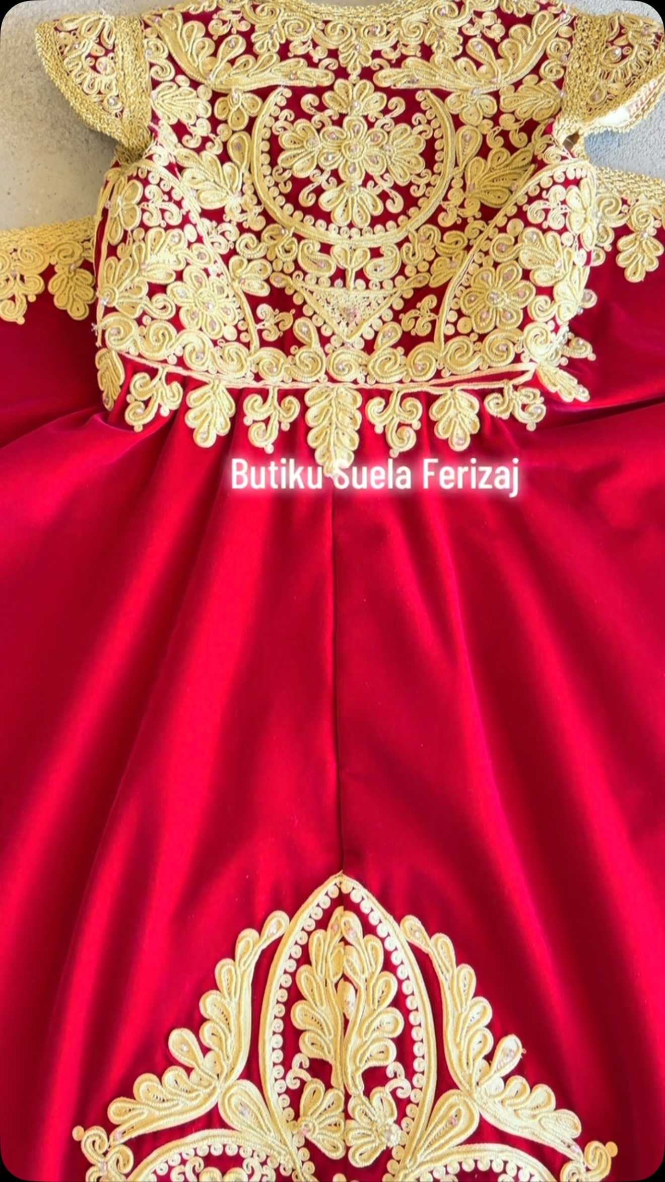 Fustan tradicional i kuq me qëndisje ari – 𝘉𝘖𝘜𝘛𝘐𝘘𝘜𝘌 𝘚𝘜𝘌𝘓𝘈 📞049/468/496 Whatsapp /Viber