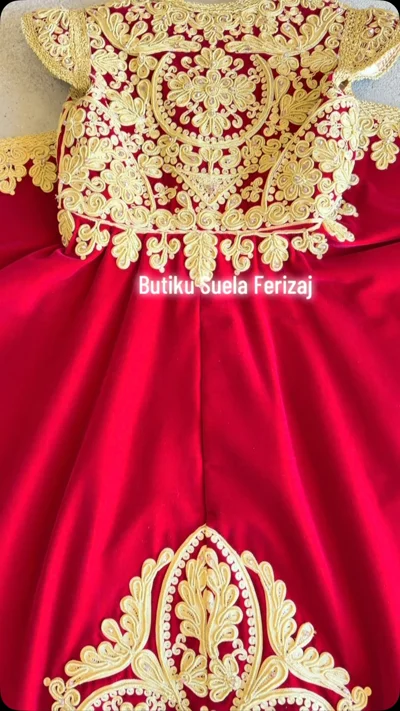 Fustan tradicional i kuq me qëndisje ari