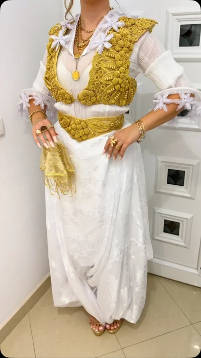 Veshje tradicionale e bardhë me jelek ari