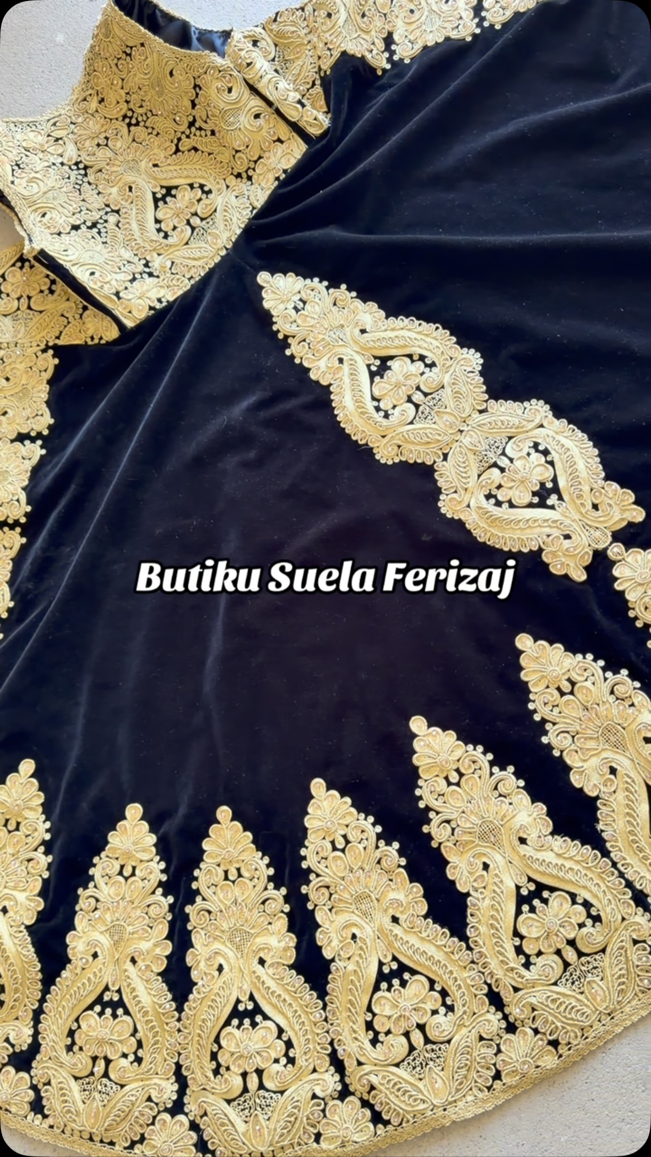 Mitan kadifeje blu e errët me qëndisje ari – 𝘉𝘖𝘜𝘛𝘐𝘘𝘜𝘌 𝘚𝘜𝘌𝘓𝘈 📞049/468/496 Whatsapp /Viber