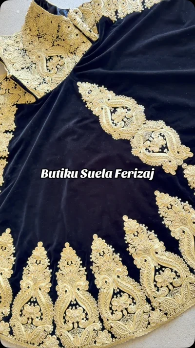 Mitan kadifeje blu e errët me qëndisje ari
