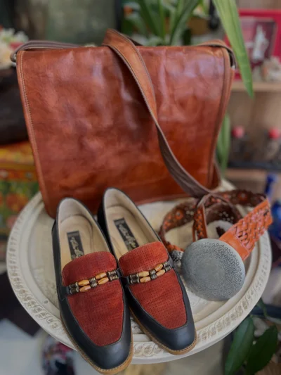Çantë lëkure kafe vintage dhe mokasina