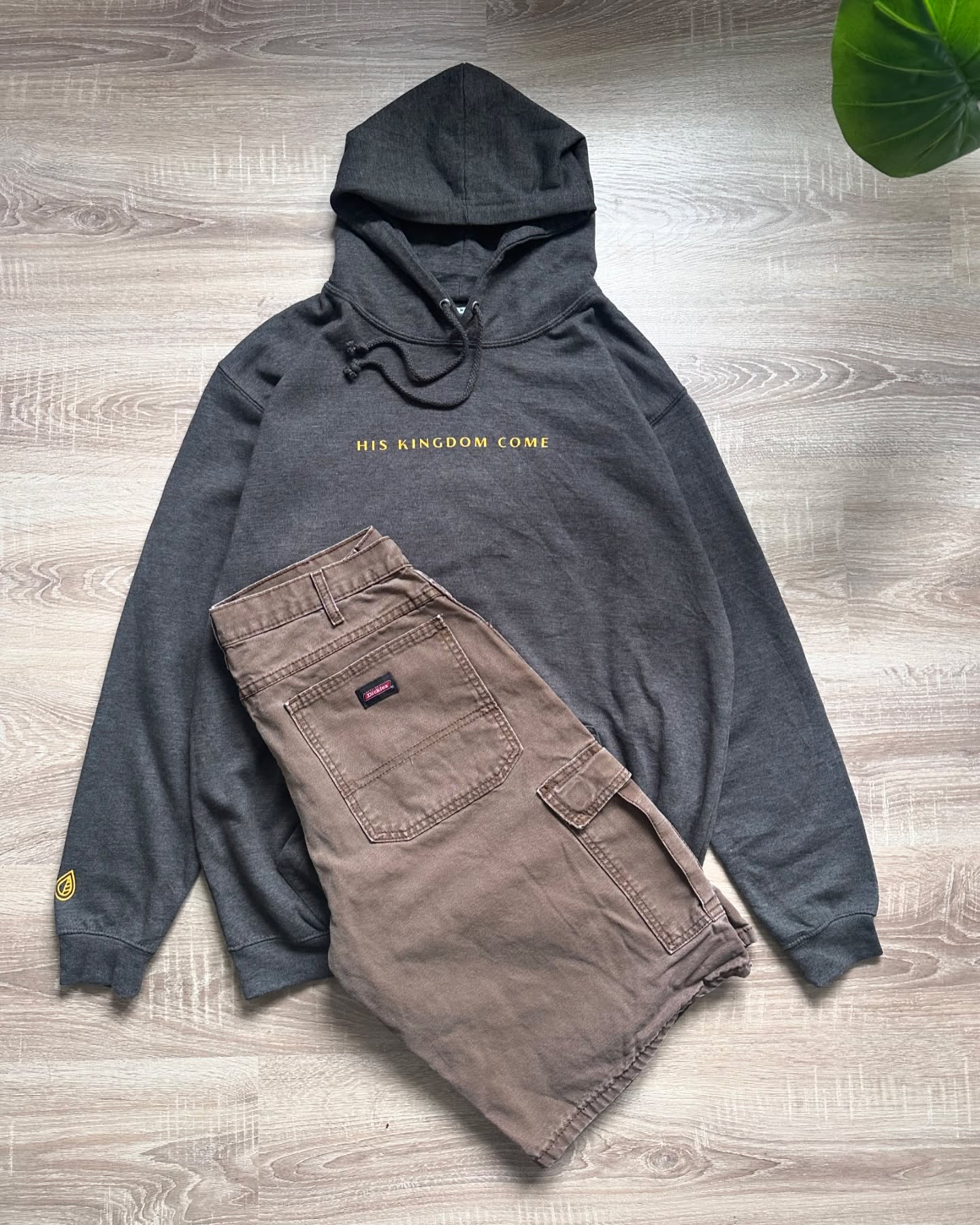 Duks gri me kapuç dhe pantallona kargo – Streetwear | Vintage clothing
