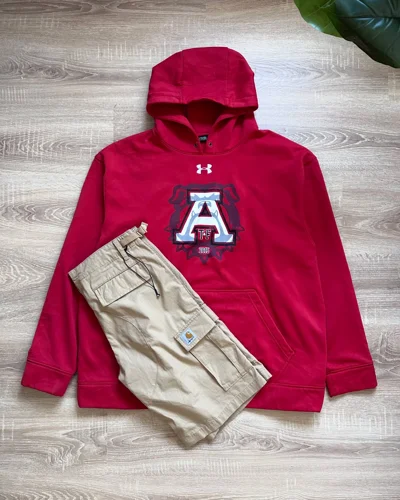 Duks Under Armour i kuq dhe shorce Carhartt