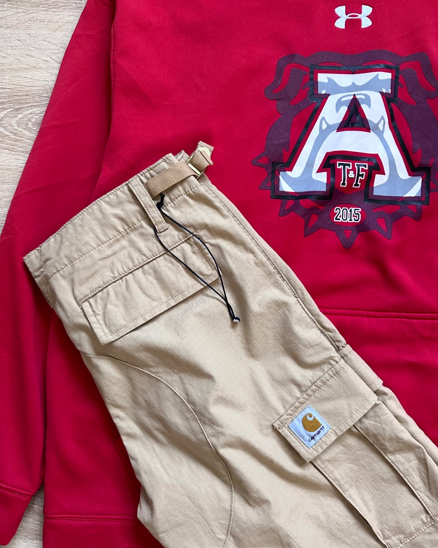 Duks Under Armour i kuq dhe shorce Carhartt – Streetwear | Vintage clothing (2)
