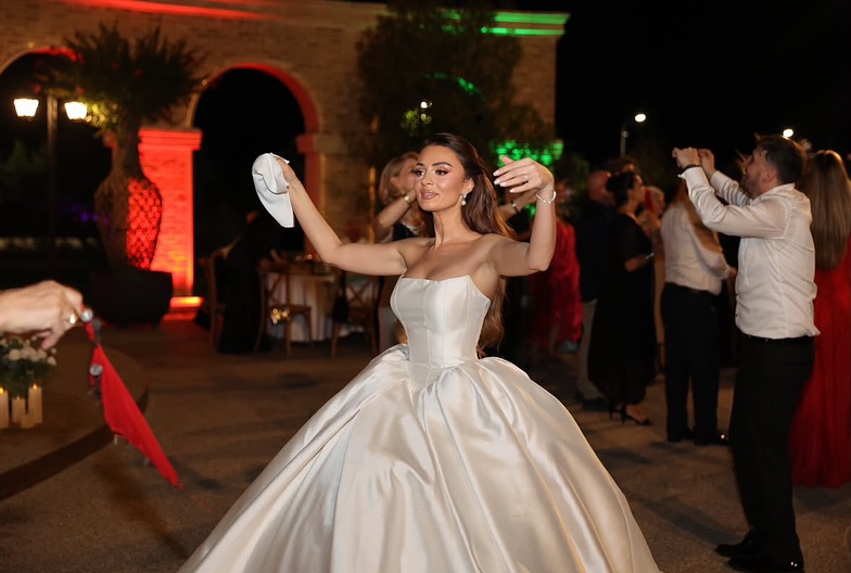 Fustan nusërie satin princeshë pa rripa – White Sposa Official (2)