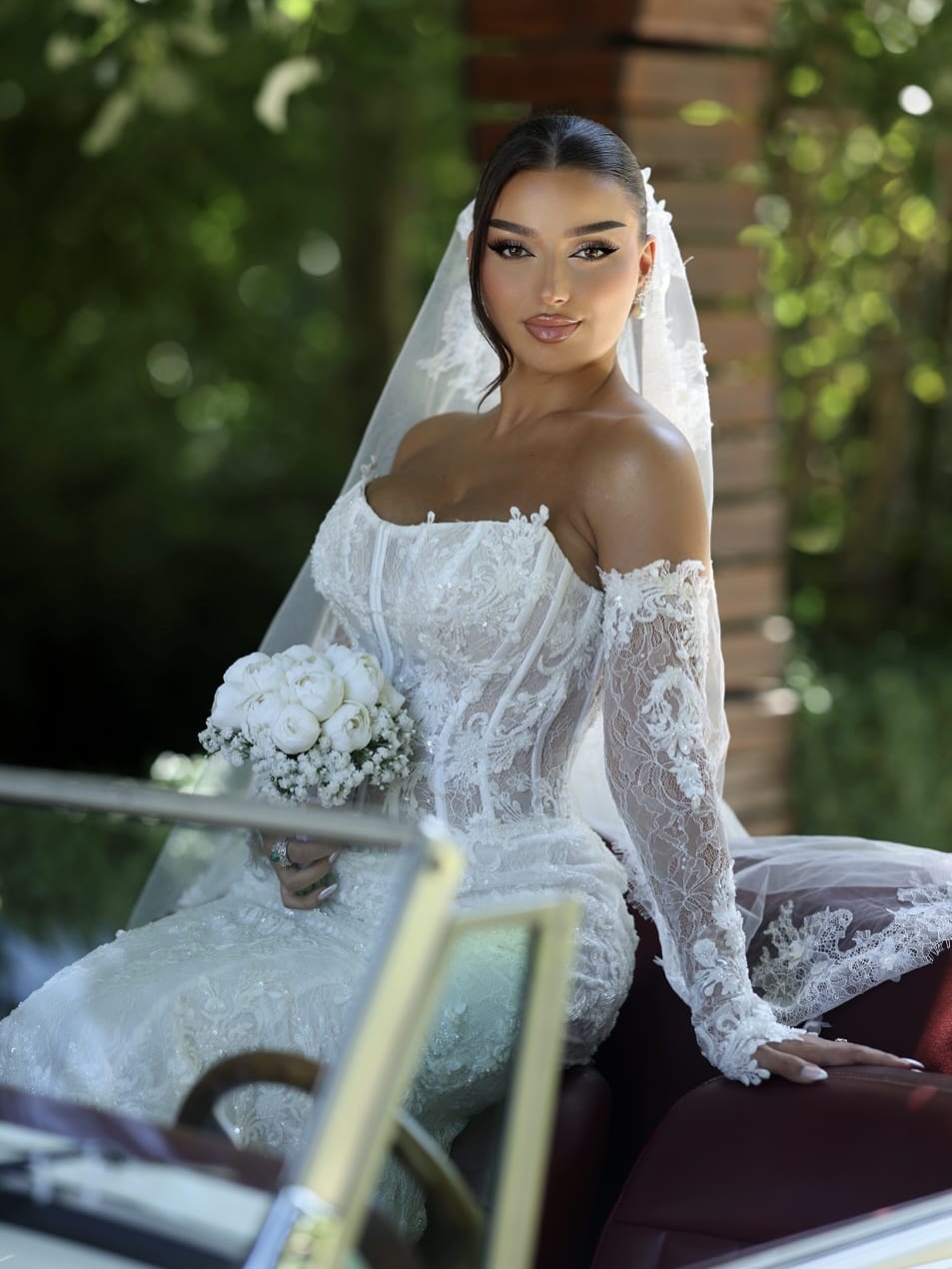 Fustan nusërie dantelle me mëngë dhe vello – White Sposa Official