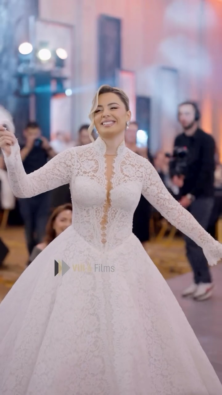 Fustan nusërie dantelle me mëngë dhe qafë të lartë – White Sposa Official