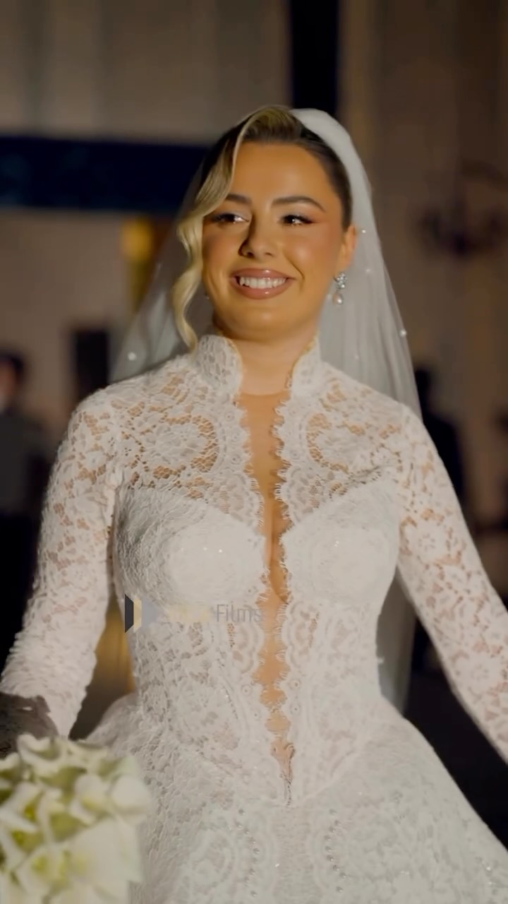 Fustan nusërie dantelle me qafë të lartë – White Sposa Official