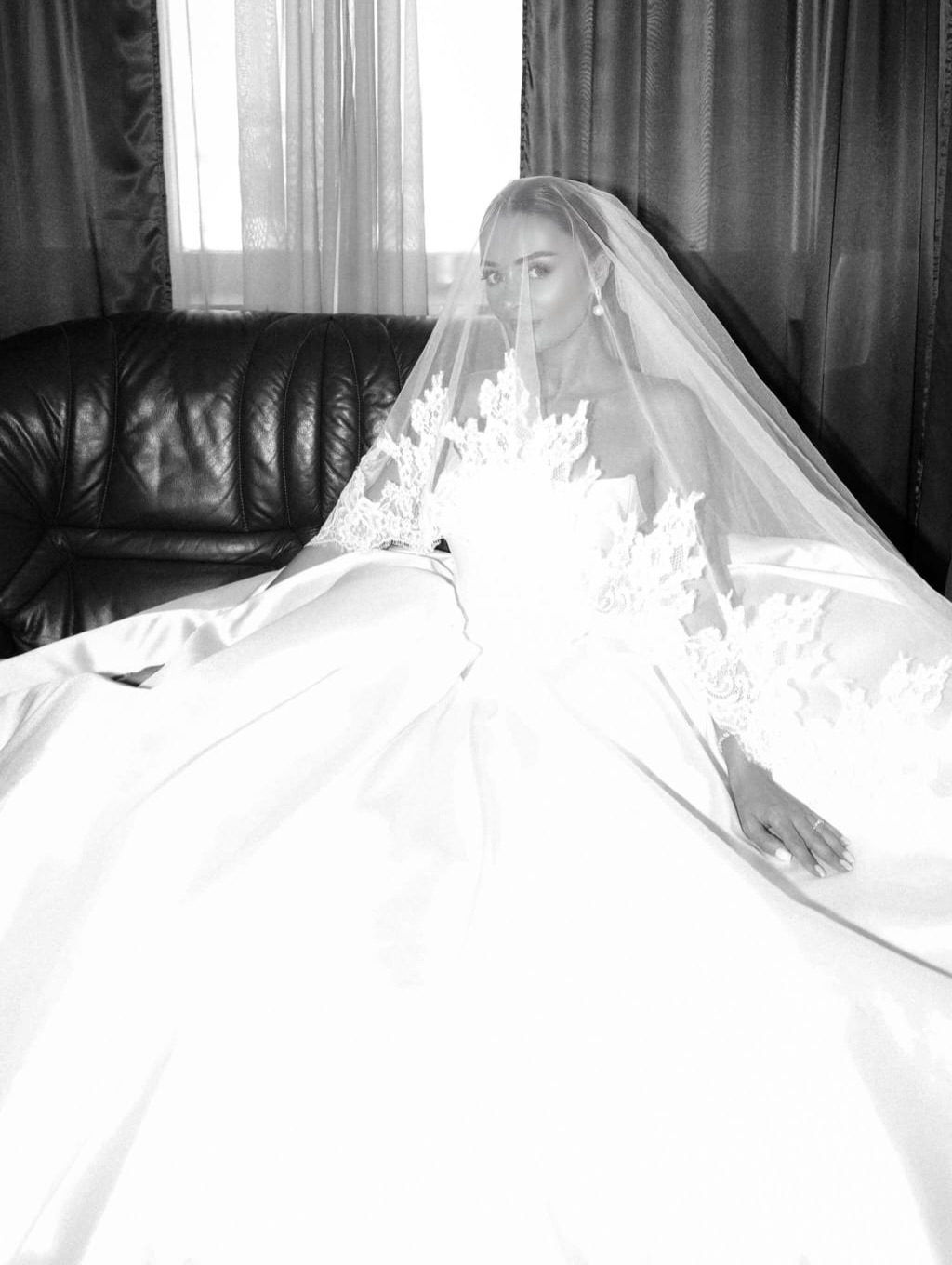 Fustan nusërie satin princeshë me vello – White Sposa Official (3)